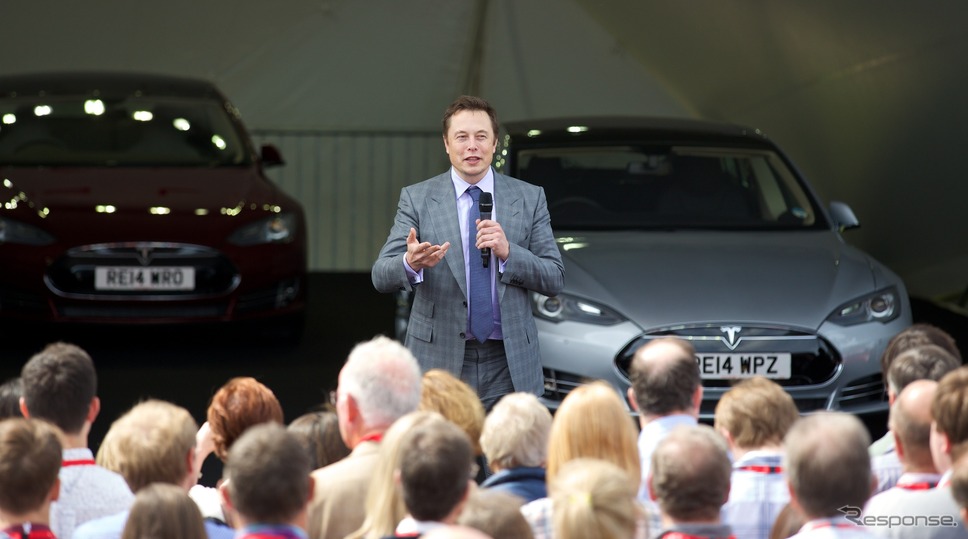 英国ロンドンでモデルSの右ハンドル車の納車イベントに登場したテスラモーターズのイーロン・マスクCEO