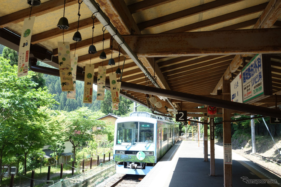叡山電鉄は「悠久の風」キャンペーンにあわせ、南部風鈴約100個を鞍馬駅につり下げた。奥に見える電車は「悠久の風」号ヘッドマークを掲出した800系(815+816号編成)。