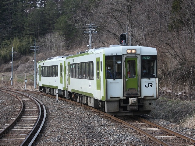 JRの普通列車用全線フリー切符「青春18きっぷ」は消費税率の改定により今夏発売分から350円の値上げだが、切符の効力は従来通り。写真は釜石線の普通列車。