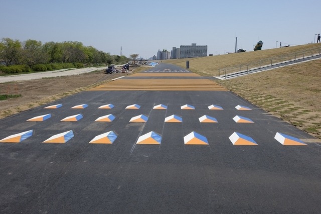 荒川の緊急用河川敷道路に施された自転車を減速させるための舗装