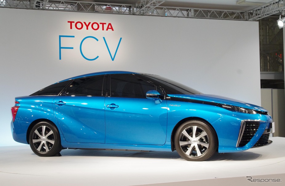 トヨタ セダンタイプの新型燃料電池自動車（FCV）