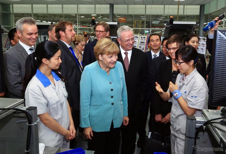 VWグループの中国成都工場を訪れた独メルケル首相