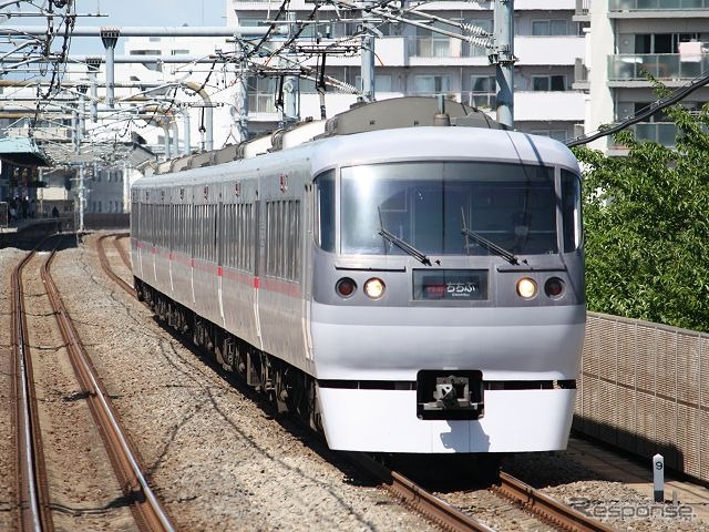 「現在公開可能な情報」によると、西武鉄道は8月に「進撃の巨人」とコラボしたスタンプラリーを実施する。写真は西武の「紅蓮の弓矢号」こと特急レッドアロー。