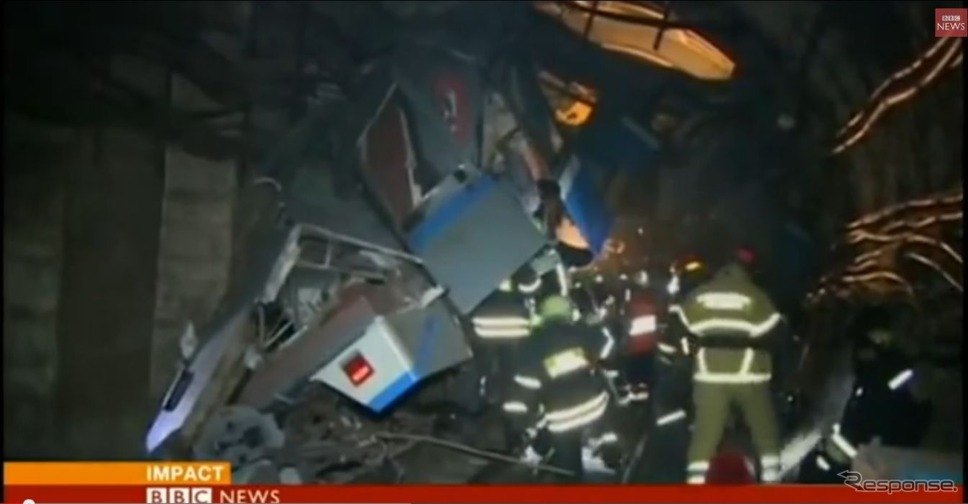 ロシア・モスクワの地下鉄脱線事故の様子を伝える英BBC放送