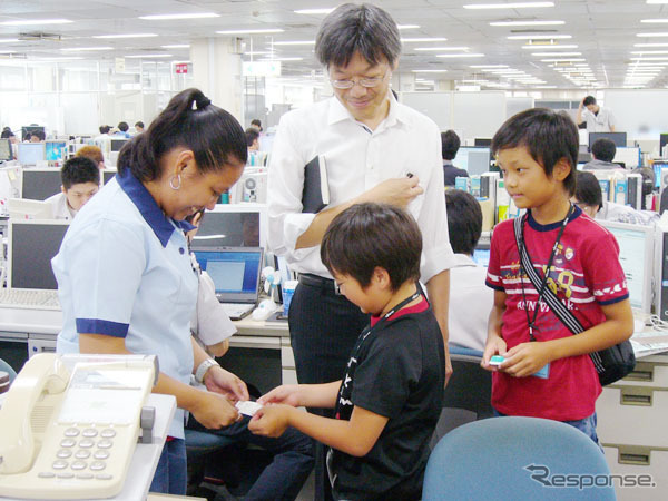 子ども参観日・職場での名刺交換の様子