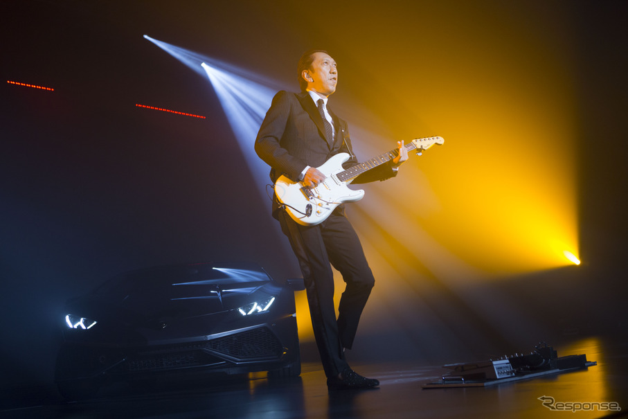 ギタリスト布袋寅泰がランボルギーニ・ウラカン発表を生演奏で祝福