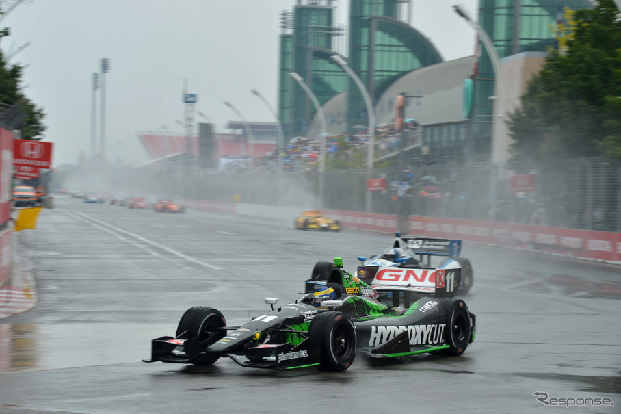 第13戦ポールポジションの#11 ブルデーを先頭にした隊列走行。写真：INDYCAR