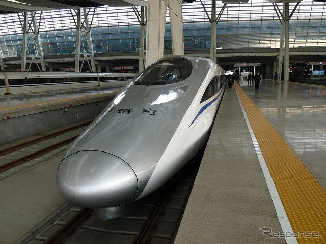 中国とインドは中国の習近平国家主席のインド訪問に先立ち、鉄道分野での協力を行う覚書に署名する。写真は中国の高速列車で運用されているCRH380AL形。