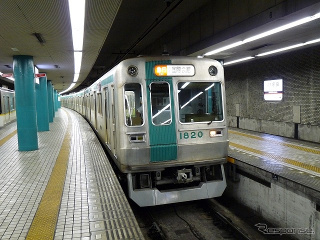 京都市交通局は近鉄のダイヤ改正（9月21日）にあわせ、近鉄線との相互直通運転を行っている烏丸線のダイヤを改正する。写真は乗入先の近鉄奈良駅で発車を待つ京都市交車の10系。