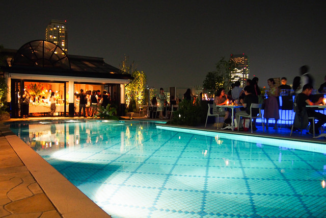 夜景に乾杯 天空にプールを備えるおしゃれすぎるバー 東京青山 レスポンス Response Jp