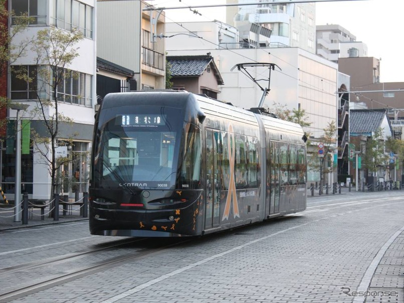 富山地鉄は8月1日の花火大会にあわせ、環状線の運転を当日14時以降、取りやめる。写真は環状線を走る9000形「セントラム」。