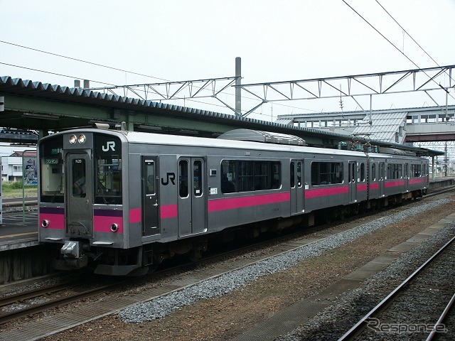 奥羽本線横手駅に停車中の701系2両編成。「大曲の花火」にあわせ運転される臨時普通列車は701系の2・4・6両編成が使われる。