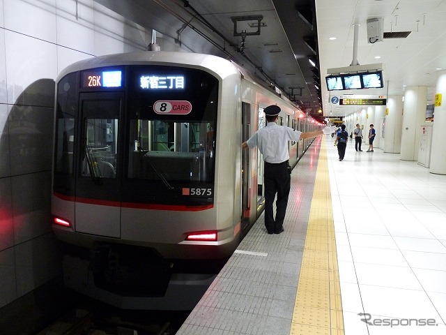 東急と横浜高速鉄道は「神奈川新聞花火大会」にあわせ臨時列車を運転する。写真は横浜高速鉄道みなとみらい線の元町・中華街駅。