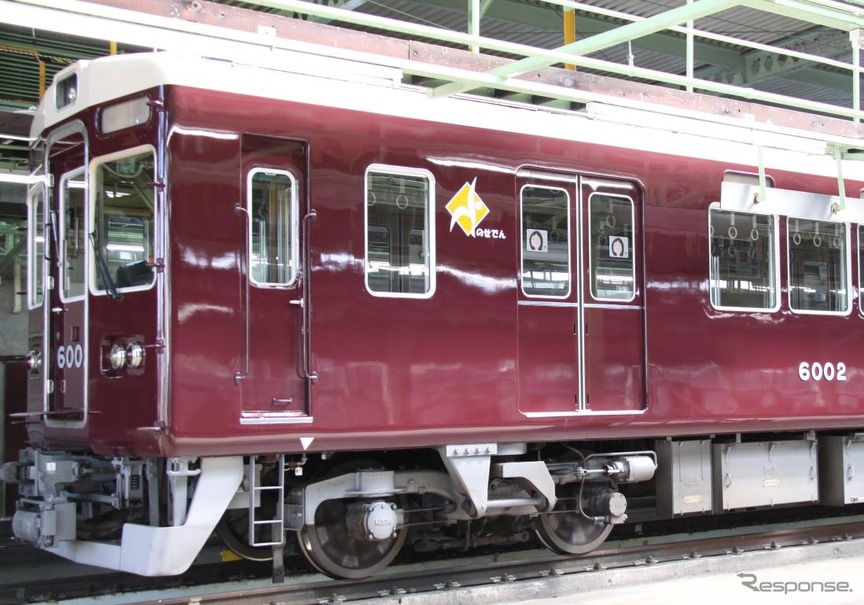 阪急6000系6002号編成は8月1日から能勢電鉄所属車に。能勢電鉄が発表した6002号編成の写真では、車体側面に能勢電鉄のロゴマークが貼られている。