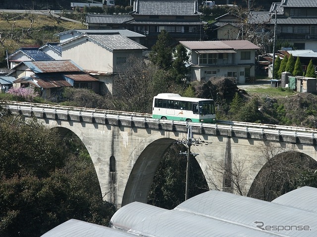 「幻の五新鉄道」こと阪本線の路盤を活用したバス専用道が9月30日限りで閉鎖されることになった。写真は専用道を走る奈良交通のバス。