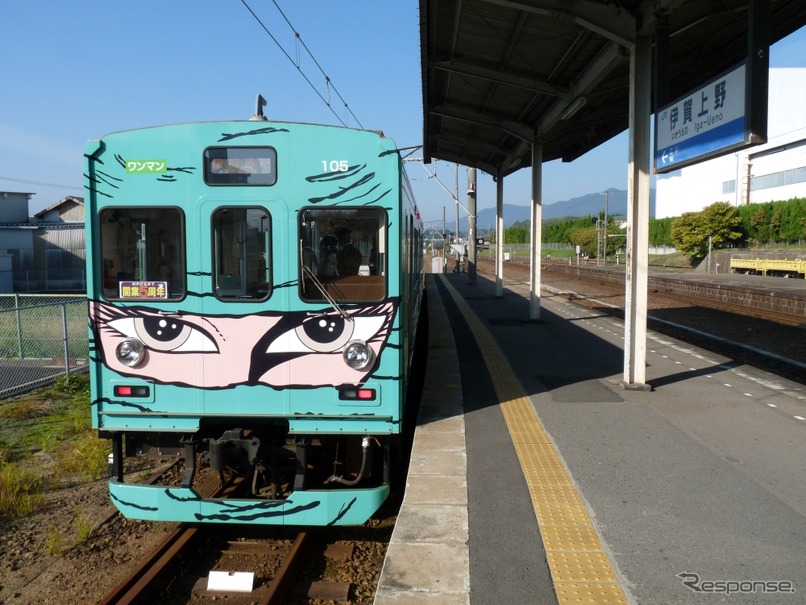 伊賀鉄道は9月21日にダイヤ改正を実施。伊賀上野～上野市間では列車の増発などを行う。写真は伊賀上野駅で発車を待つ伊賀鉄道の列車。