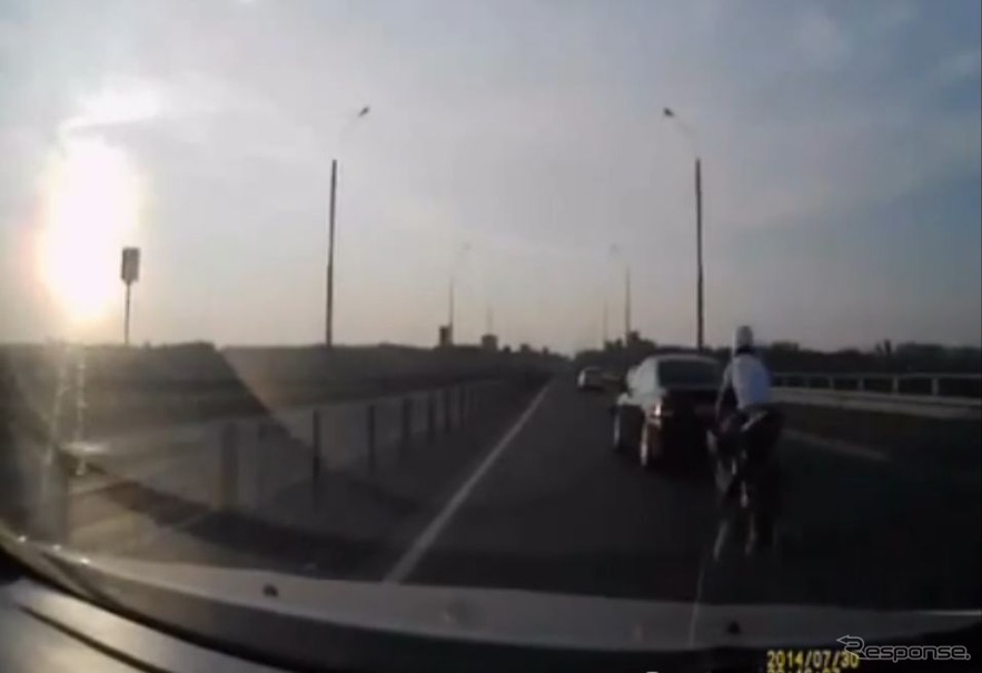 ロシアの高速道路で起きたバイクの車への追突事故