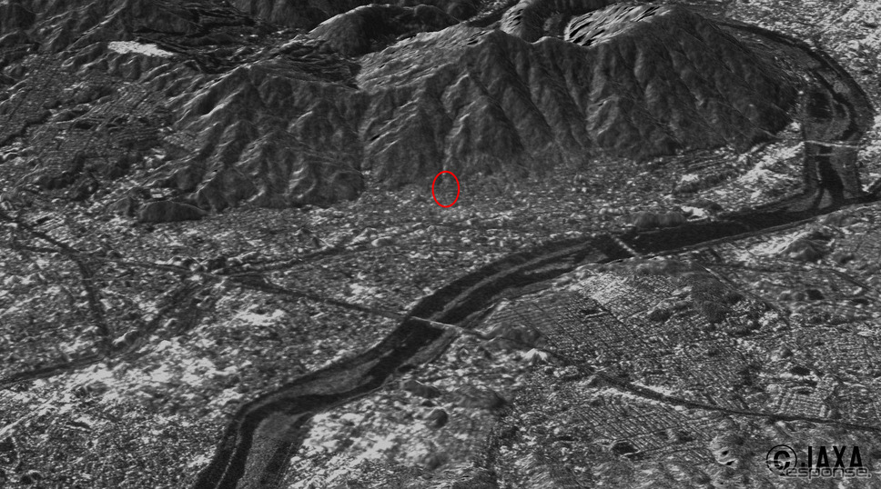 8月22日13時頃に「だいち2号」が観測した画像に、「だいち」が観測した三次元地形情報を重ねあわせて作成した鳥瞰図（※赤枠は発表画像に合わせて追加）