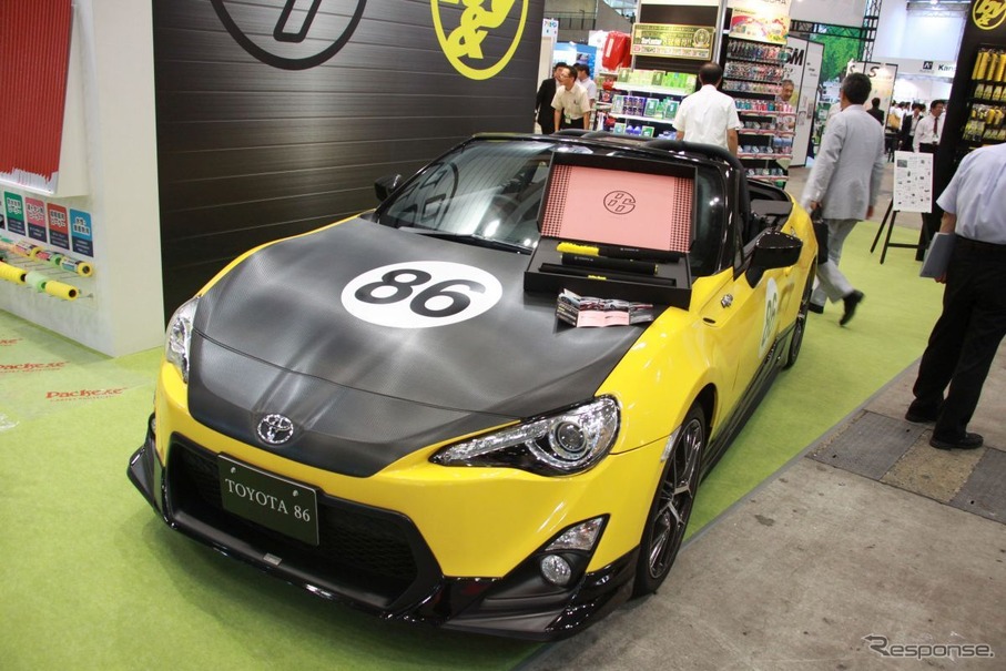 86ロゴの入った洗車ブラシ