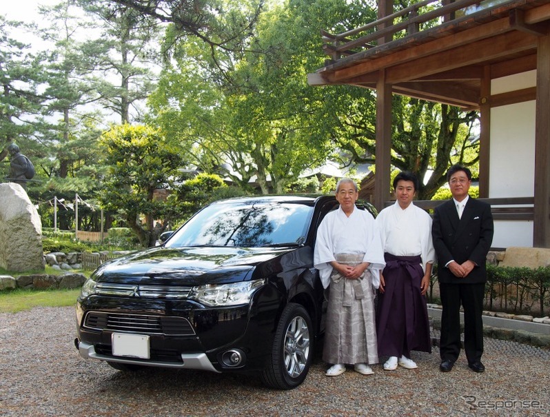 奉納される アウトランダーPHEV を前に記念撮影する関係者