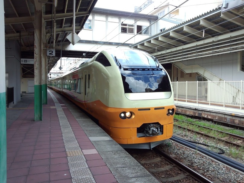 白新線・羽越本線の特急『いなほ』で運用されているE653系1000番台。11月の臨時列車として北越急行ほくほく線に初めて入線する。