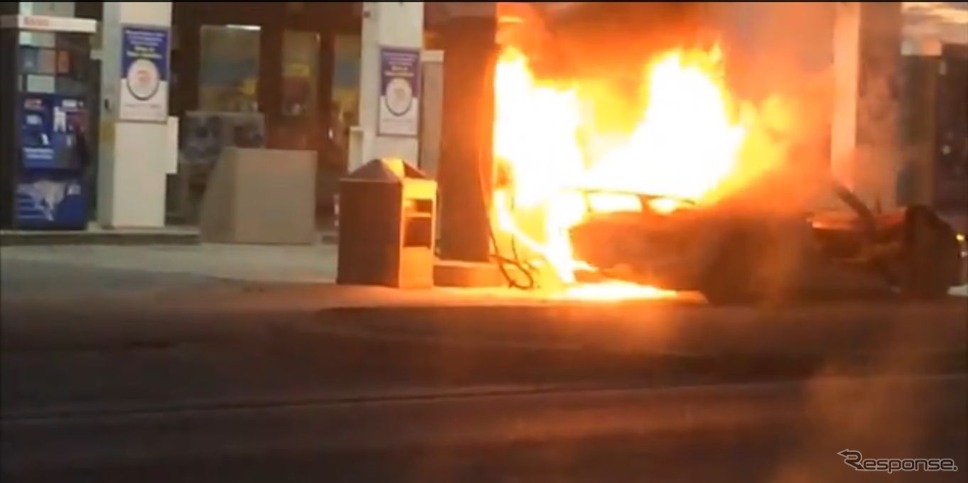 カナダのガソリンスタンドで給油中、火災に見舞われたポルシェ918スパイダー