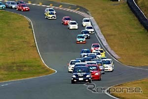 レースで「ばく進イメージ」を。民主党オフィシャルチームがネッツカップ出場