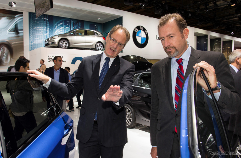 BMWブースを視察するキャデラックのヨハン・ダ・ネイシン社長とGMのダン・アンマン社長（パリモーターショー14）
