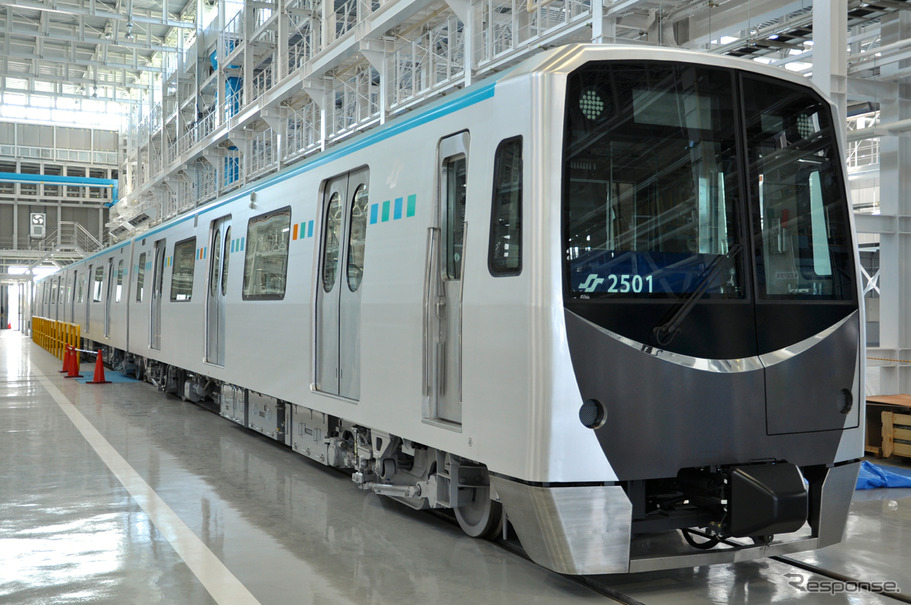 2015年開業予定の仙台市交通局地下鉄東西線の2000系電車。伊達政宗の兜の「前立て」をイメージしたという前面の三日月形のデザインが特徴だ