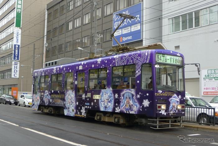 パープルをベースにした前回運行時の「雪ミク電車」（写真）。今回のテーマは「雪ミク×植物」になる。