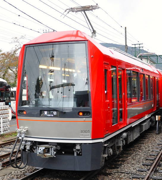 11月1日に運行を開始した箱根登山鉄道の新型車両「アレグラ号」3000形の一番列車。出発式のあとは同車デビューとレーティッシュ鉄道姉妹提携35周年を祝う式典が開かれた