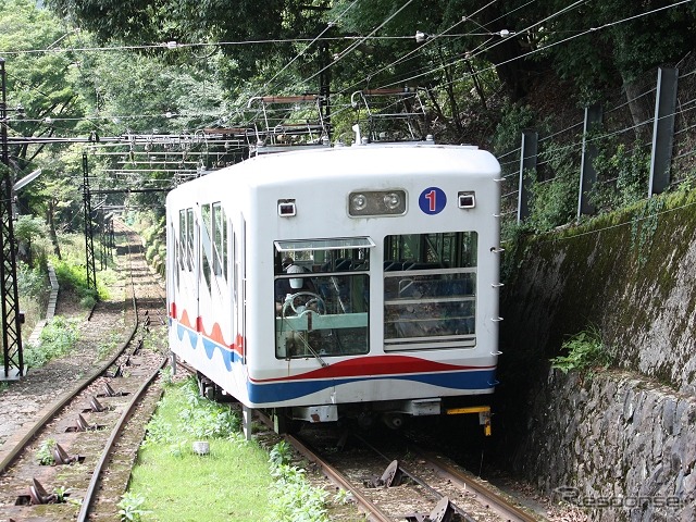 京福電鉄は11月中の6日間、叡山ケーブルでナイター運行を実施。通常は18時台に運行を終了するが、ナイター運行日は20時台まで運行する。