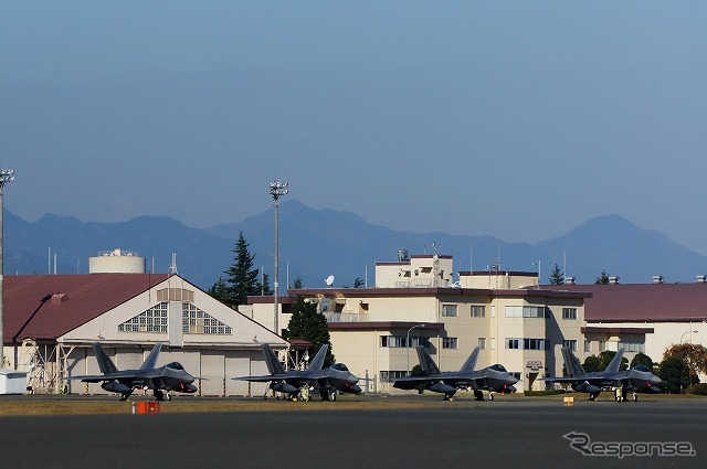 6日午前、横田基地の外来機用スポットに駐機する4機のF-22ラプター戦闘機。