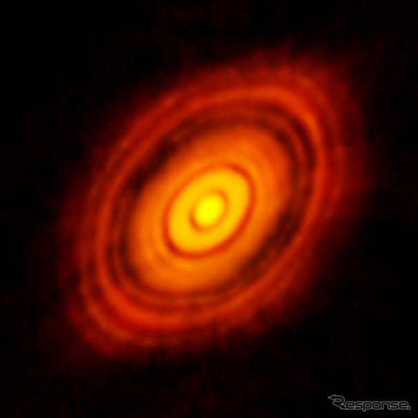 アルマ望遠鏡が観測したおうし座HL星の周囲の塵の円盤