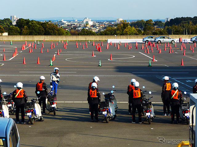 鈴鹿サーキットの東側にある交通教育センターは自動車教習所とは違った独特の雰囲気。その向こうには伊勢湾や知多半島も見える