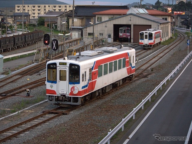 三陸鉄道は南リアス線で15年ぶりに初詣列車を運転する。写真は盛駅に入線する南リアス線の列車。