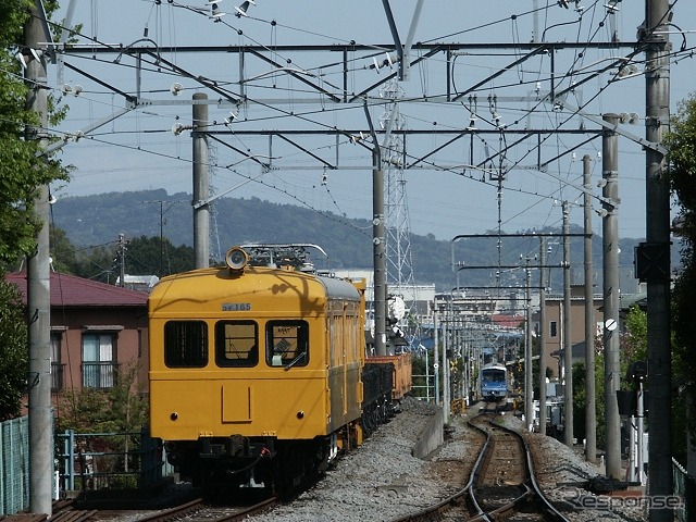 伊豆箱根鉄道は来年1月9日、車両の定期検査・整備に伴う車両輸送のため大雄山線の一部列車を運休する。写真は大雄山線で使われている事業用車両のコデ165形（手前左）。