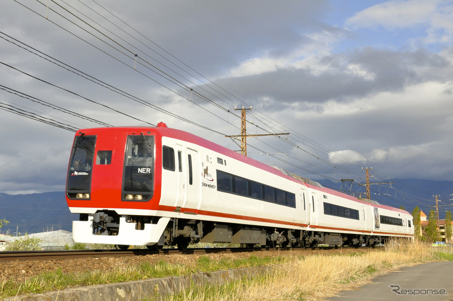 長野電鉄の初詣臨時列車は旧JR東日本253系の2100系「スノーモンキー」で運転。通常運賃で利用できる。