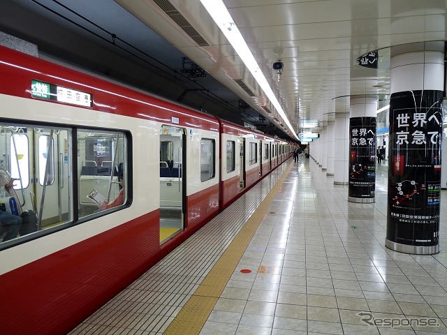 羽田空港の地下に設けられた京急空港線の羽田空港国内線ターミナル駅。12月24日からは空港線トンネル内の駅間でも携帯電話が利用できるようになる。