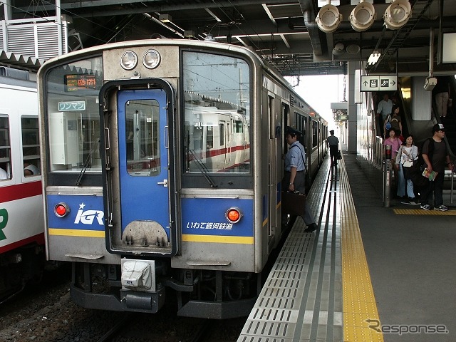 IGRいわて銀河鉄道は来年3月のダイヤ改正で盛岡駅での接続改善などを実施する。写真はIGRいわて銀河鉄道のIGR7000系電車。