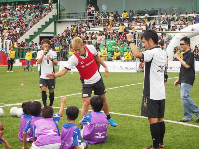 本田圭祐選手 タイでサッカースクール開催 サッカーを通じて夢を レスポンス Response Jp