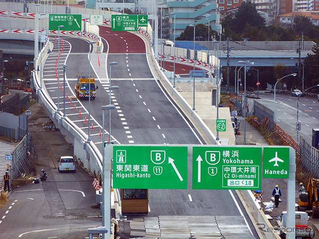 湾岸道へと合流する大井ジャンクションを見る。ここから羽田空港までは約10km、15分