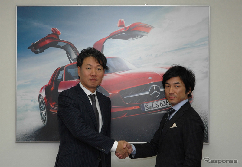 業務提携に合意し、握手を交わす MBJ社長 上野金太郎氏（左）と小山学園理事長 山本 匡氏（2013年12月）