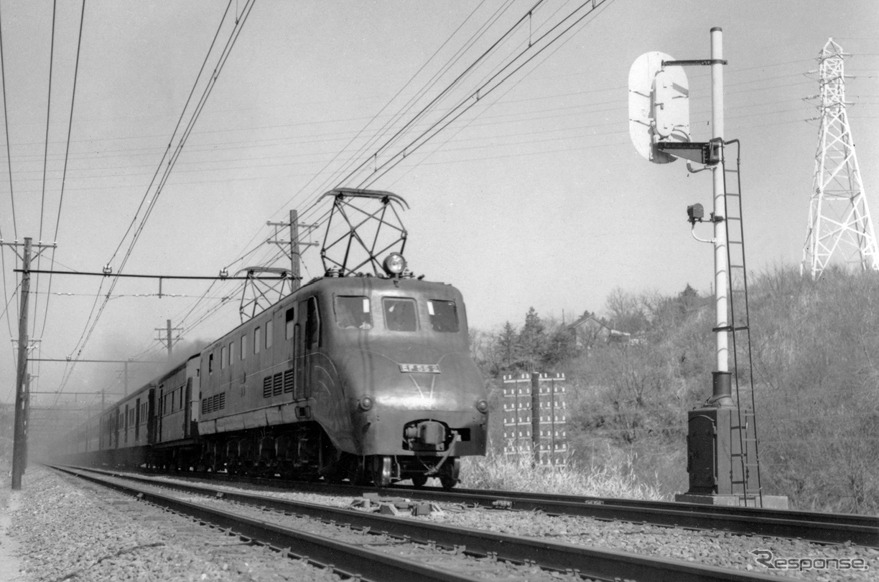東海道本線で旅客列車を牽引していた頃のEF55形。流線型の独特なスタイルが特徴だった。