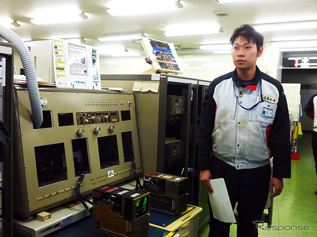 B767に付くFMC（Flight Management Computer）を前に解説するJALエンジニアリング・飛行制御課 の遠藤裕喜さん