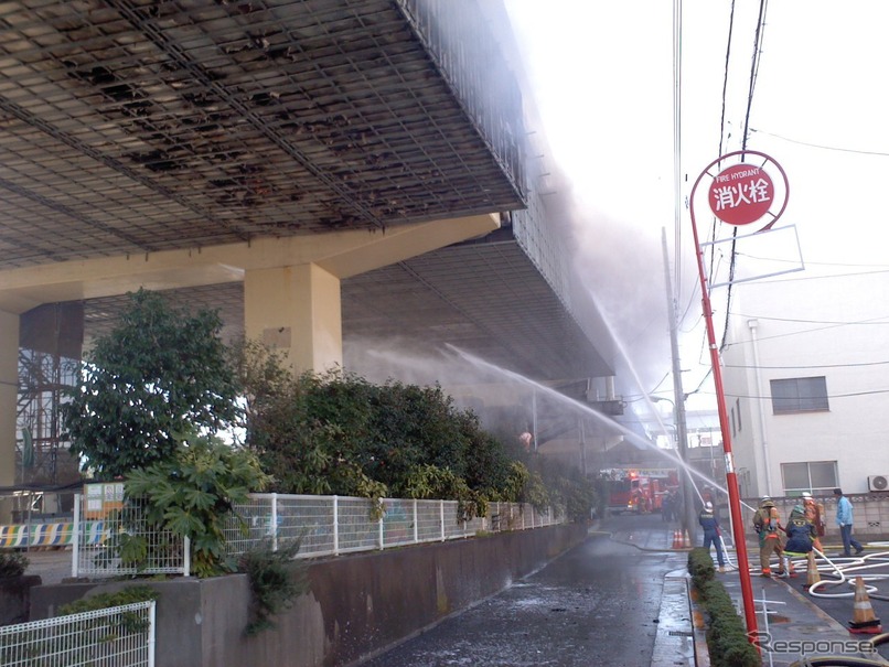 高速7号小松川線の高架下で起きた火災（16日午前）