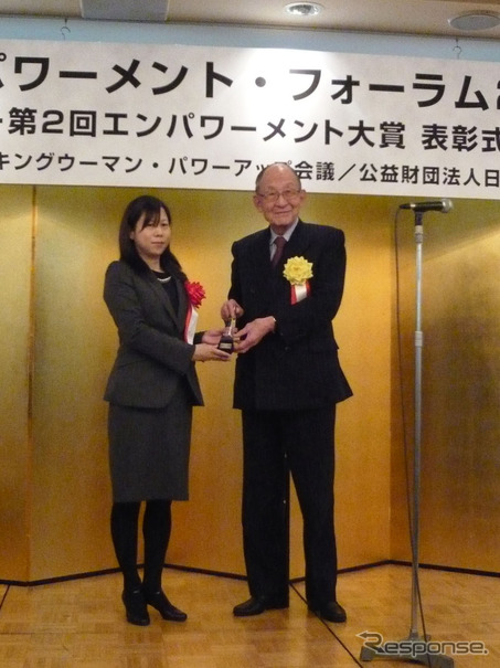 茂木友三郎 日本生産性本部会長（右）と植木樹理 ブリヂストン ダイバーシティ推進ユニットリーダー（左）