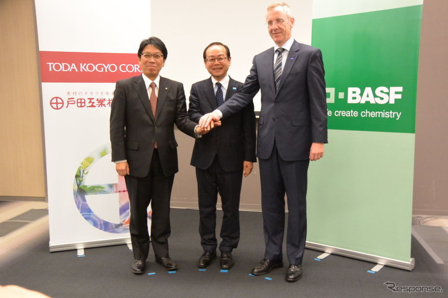 BASF戸田バッテリーマテリアルズ 阿武保郎 社長(中央)