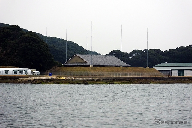 針尾や前畑の土地を眺めると、三角屋根の建屋と、そのまわりを囲むように釣竿のような長い棒が立っている。「これらは米軍弾薬集積所や弾薬補給所で、まわりの棒は避雷針。東洋最大といわれる規模のエリアもある」とスタッフはいう