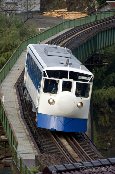 0系新幹線を模したデザインで人気を集める「鉄道ホビートレイン」（JR四国提供）。春は臨時列車も運転する